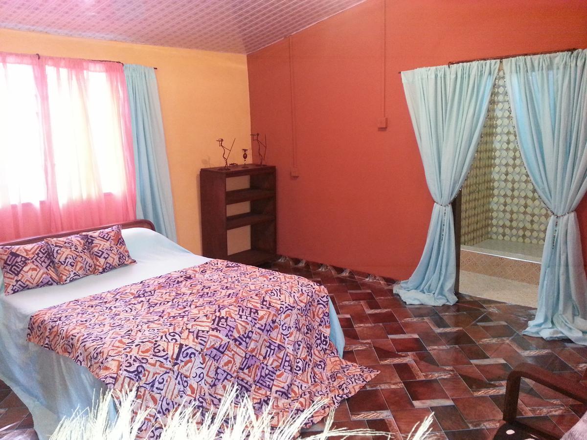 Golden Lilies Hotel Kokrobite Exterior photo