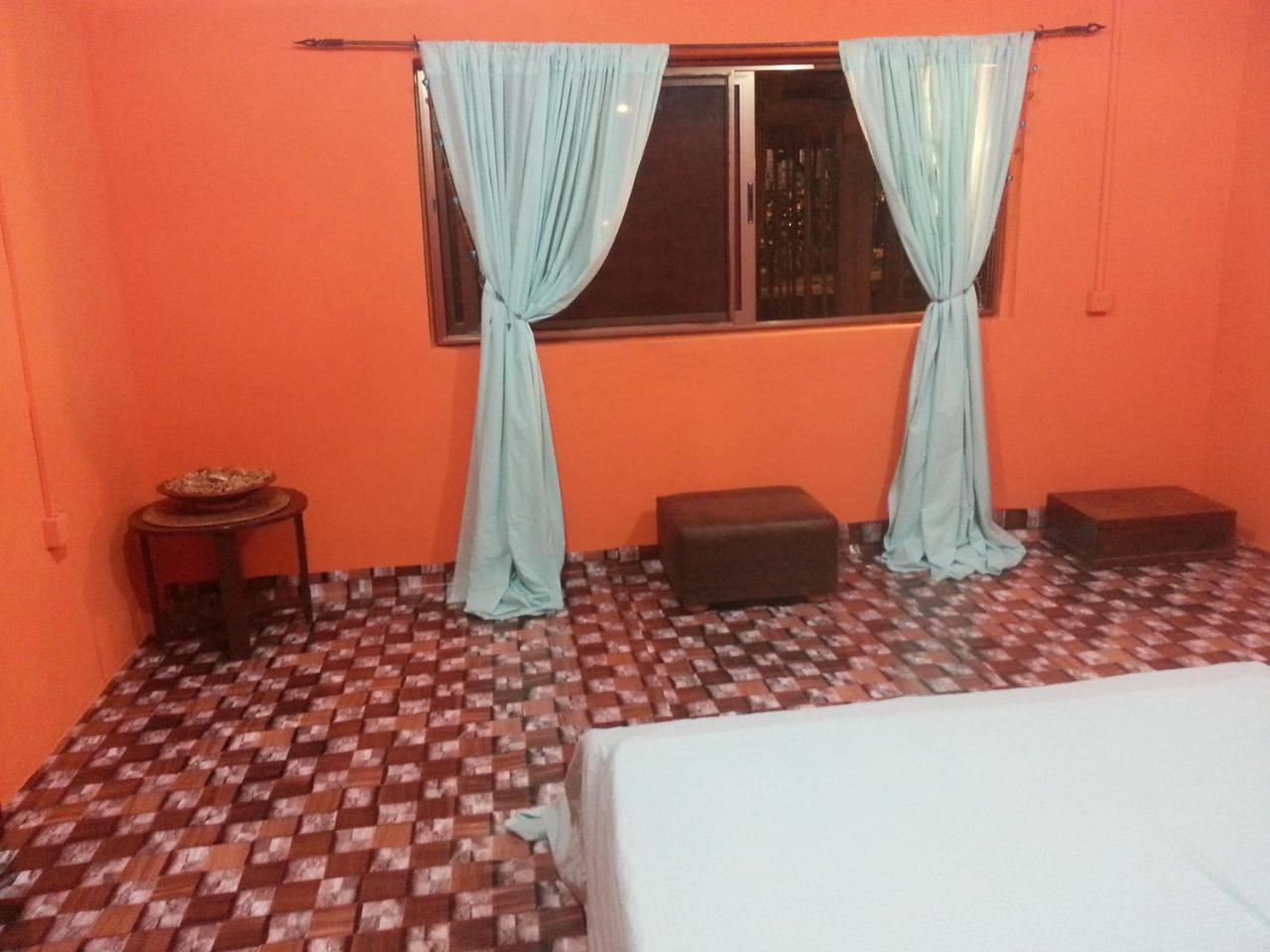 Golden Lilies Hotel Kokrobite Exterior photo
