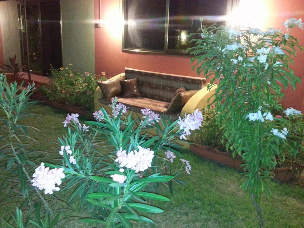 Golden Lilies Hotel Kokrobite Exterior photo