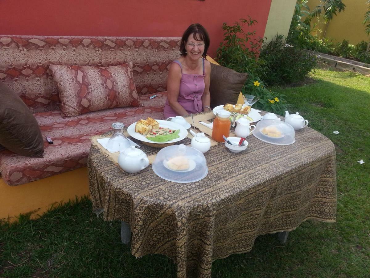Golden Lilies Hotel Kokrobite Exterior photo